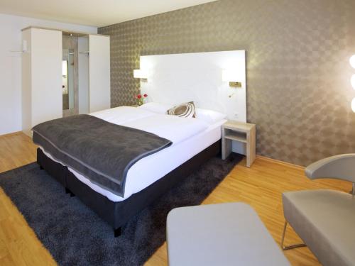 um quarto com uma cama grande num quarto em Hotel Karolinger Hof em Lorsch