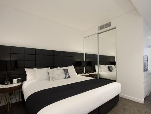 Vuode tai vuoteita majoituspaikassa Silkari Suites at Chatswood