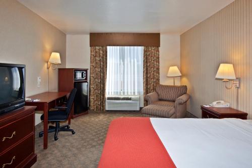 una camera d'albergo con letto, scrivania e TV di Holiday Inn Express Hotel and Suites - Henderson, an IHG Hotel a Las Vegas