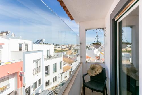 balcone con sedia e vista sulla città di 3 Marias Guest House B&B a Lagos