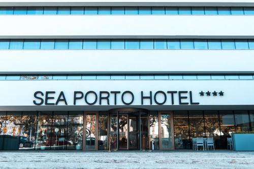 ein Gebäude mit einem Schild, das das Hotel Sea Porto liest in der Unterkunft Sea Porto Hotel in Matosinhos