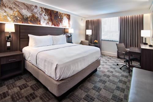 Tempat tidur dalam kamar di Crowne Plaza Executive Center Baton Rouge, an IHG Hotel