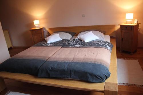 een slaapkamer met een groot bed met 2 nachtkastjes bij Ferienwohnung-malanders in Andernach