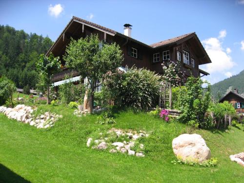 una casa con un prato verde davanti di Villa Laske ad Altaussee