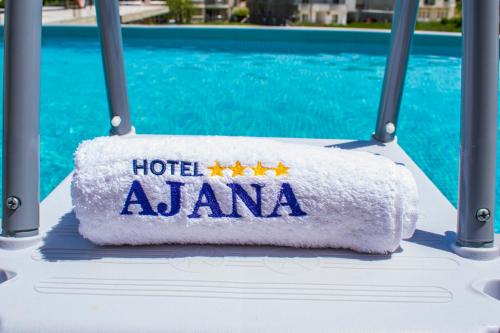 ウルツィニにあるHotel Ajanaのプールの隣に座っていると言うタオル