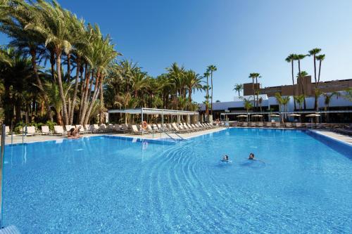 The swimming pool at or close to Hotel Riu Palace Oasis