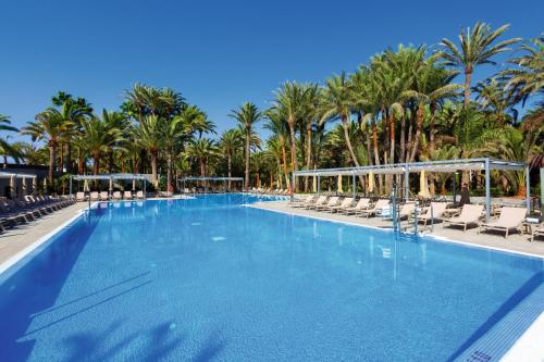 The swimming pool at or close to Hotel Riu Palace Oasis