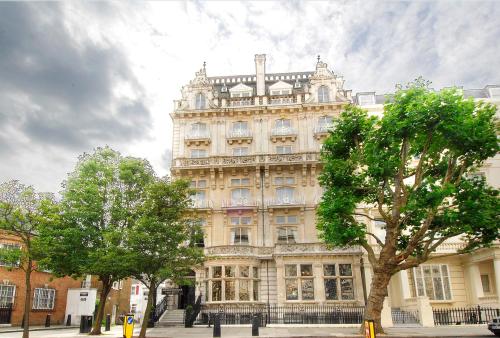 um grande edifício com árvores em frente em Grand Royale Hyde Park em Londres