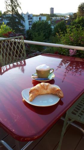 - une table avec une tasse de café et un croissant dans l'établissement Ascott Hotel & Restaurant, à Rombach