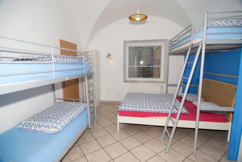 Pokój z 2 łóżkami piętrowymi i oknem w obiekcie Most Hostel w Lublanie