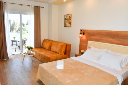 ein Hotelzimmer mit einem Bett und einem Sofa in der Unterkunft Beach Walk Apartments in Ulcinj