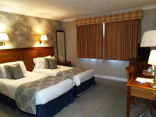 A bed or beds in a room at Red Lion Hotel