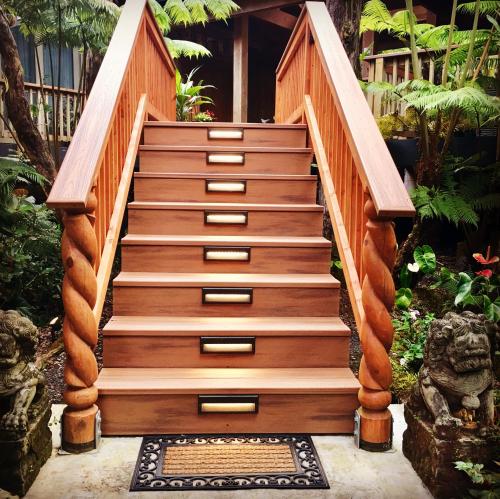 eine Treppe mit Holztreppen im Garten in der Unterkunft At the Craters Edge in Volcano