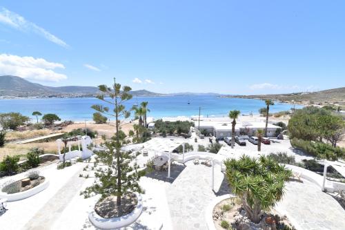 Blick auf den Strand von einem Resort in der Unterkunft Paradiso Boutique in Parikia