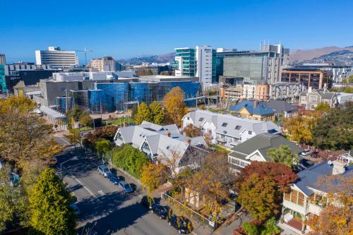 une vue aérienne sur une ville avec des bâtiments dans l'établissement Orari Boutique Hotel, à Christchurch