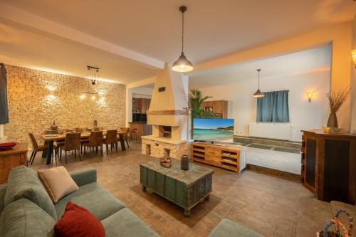 Uma área de estar em Nomad Luxury Villa