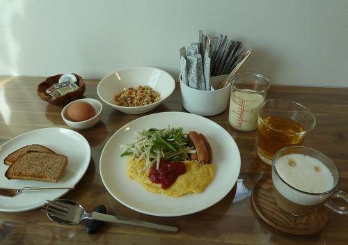 een houten tafel met borden met eten en drinken bij Kanaloa Funabashi in Funabashi