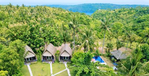 una vista aerea di un resort nella giungla di Namaste Bungalows a Nusa Penida