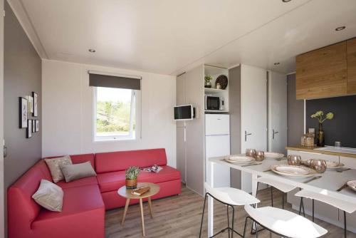 Una televisión o centro de entretenimiento en Carazur Mobilhomes Camping Fréjus