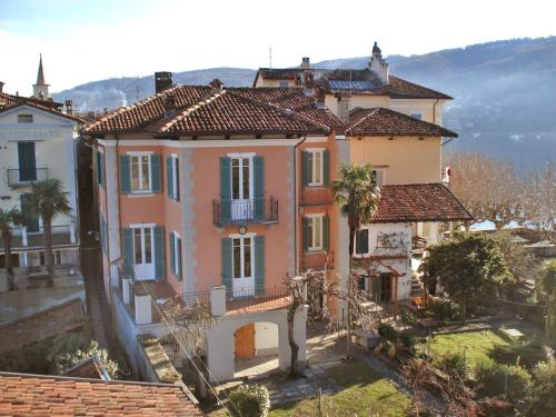 un grupo de casas en una ciudad con montañas en Apartment La Silente by Interhome, en Stresa