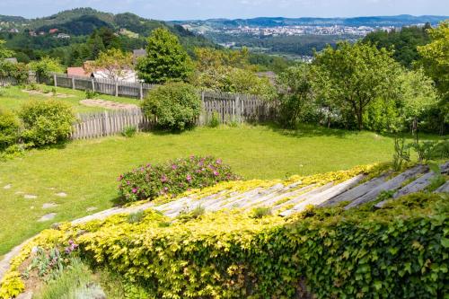 einen Garten mit Blumen und einem Zaun auf einem Feld in der Unterkunft Country House Zunko in Jelovec