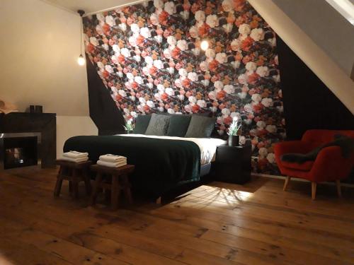 ein Schlafzimmer mit einem Bett mit einer großen Blumenwand in der Unterkunft Byonz in Groningen