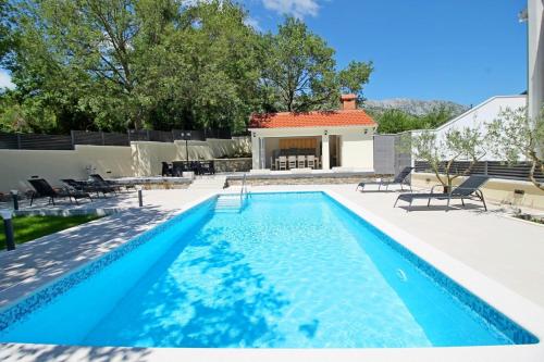 Басейн в или близо до VILLA SKURA private heated pool 32m2, summer kitchen, 4 bedrooms, garden