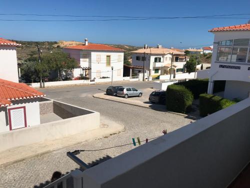 una vista da un balcone di una strada con case di Casa Da Estela a Carrapateira