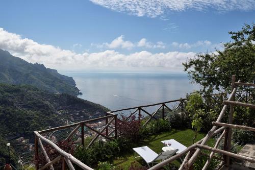 - une vue sur l'océan depuis une colline avec des chaises dans l'établissement Villa Gelsomina, à Ravello