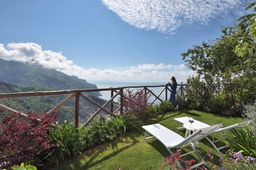 une femme debout sur une colline surplombant l'océan dans l'établissement Villa Gelsomina, à Ravello