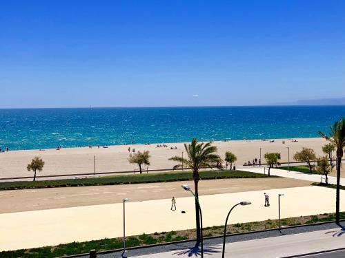 einen Strand mit dem Ozean im Hintergrund in der Unterkunft Edifici Valeria in Empuriabrava