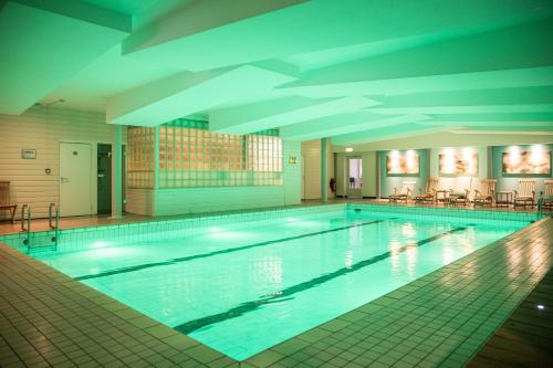 The swimming pool at or close to Fletcher Hotel-Restaurant Klein Zwitserland