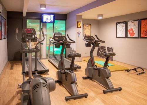 The fitness centre and/or fitness facilities at Fletcher Hotel-Restaurant Klein Zwitserland