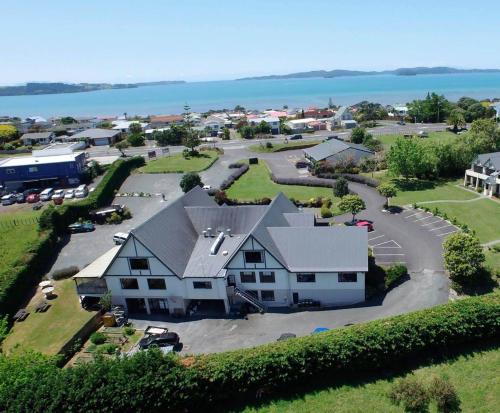 een luchtzicht op een huis met een parkeerplaats bij Salty Dog Inn in Snells Beach