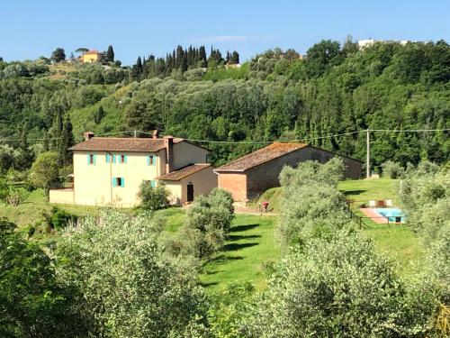 une maison au milieu d'un champ arboré dans l'établissement Podere l'Ulivo, à San Miniato