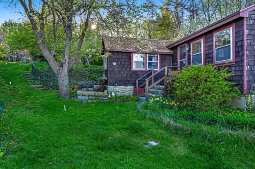 A garden outside Rustic Rockport Cottage