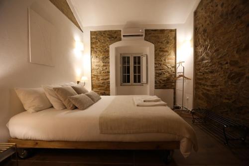 1 dormitorio con 1 cama grande en una habitación en Azeite de Marvão, Olivoturismo casa Mestre do Lagar, en Marvão