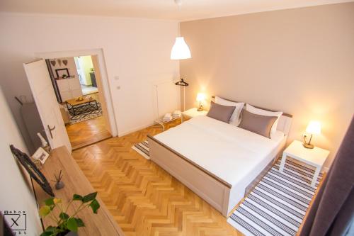 a bedroom with a large white bed in a room at Via Del Centro in Sibiu