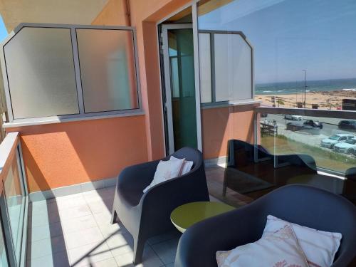 ヴィラ・ノヴァ・デ・ガイアにあるH2OPorto Beachfront Apartmentのバルコニー(椅子2脚、テーブル付)