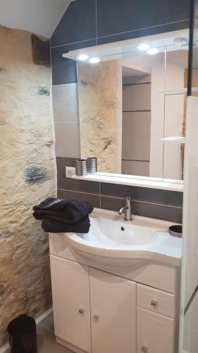 a bathroom with a sink and a mirror at Gite de la Haie in Apremont