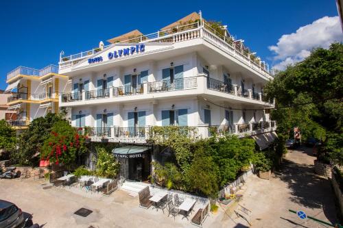 un grande edificio bianco con balcone di Olympic Hotel a Párga