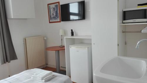 Camera con letto, TV e tavolo di Bed & Breakfast Vlissingen a Vlissingen