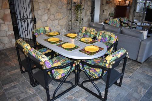 een tafel en stoelen met gele platen erop bij VILLA GARDEN in Tarragona