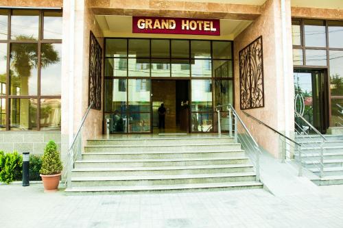 Fasadas ar įėjimas į apgyvendinimo įstaigą Hotel Grand