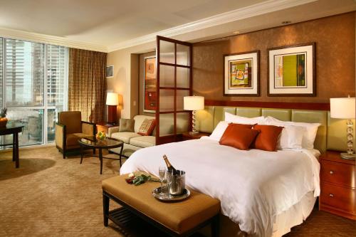 um quarto com uma cama grande e uma sala de estar em Luxury Suites International at The Signature em Las Vegas