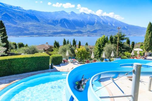 una piscina con vista sul lago e sulle montagne di Hotel Leonardo Da Vinci a Limone sul Garda