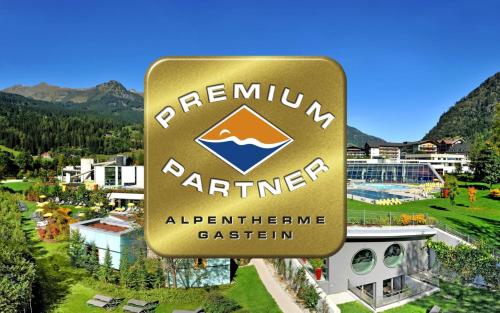 Hotel Germania Gastein - ganzjährig inklusive Alpentherme Gastein & Sommersaison inklusive Gasteiner Bergbahnen في باد هوفغاستين: علامة لدخول renuner في أحد المنتجعات