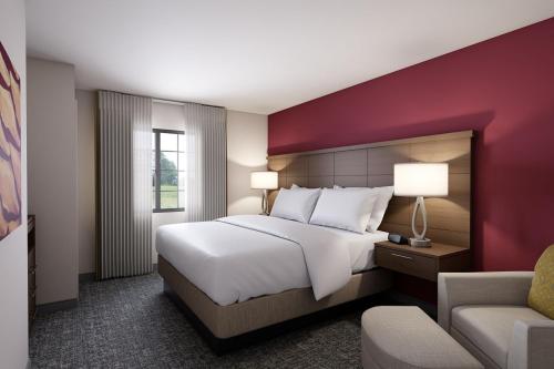 Кровать или кровати в номере Staybridge Suites Charlottesville Airport, an IHG Hotel