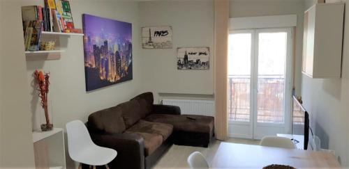 a living room with a couch and a table at Apartamento Barajas. Aeropuerto/Ifema in Madrid