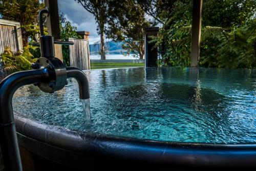 una vasca idromassaggio con fontana di Tasman Holiday Parks - Te Anau a Te Anau